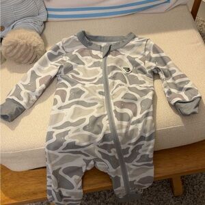 BURLEBO Gray and White Camouflage Kids Footie